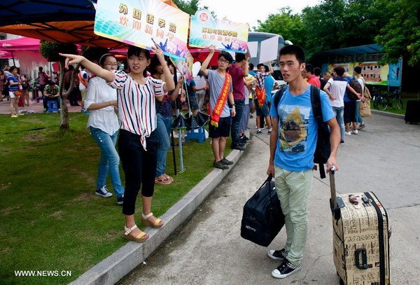 A file photo shows senior students showing freshmen the way at a university in Fuzhou, capital of East China's Fujian province on an enrollment day.(Photo/Xinhua)