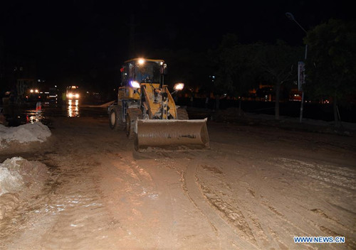 An excavator works to clear silts in Xinyi, south China's Guangdong Province, May 21, 2016. An extremely rare round of torrential rainfall that happened once in more than 200 years hit a city in south China's Guangdong Province, local authorities said Saturday. Xinyi, a small, county-level city in Maoming, saw 429.5 millimeters of rainfall in just six hours. Eight people died and four others were reportedly missing in Xinyi. (Xinhua/Wang Dongzhen)