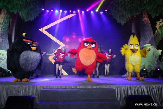 Guests dance with characters from the animated film The Angry Birds Movie during its premiere in Beijing, capital of China, May 17, 2016. (Photo/Xinhua)