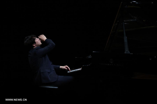 Chinese Pianist Lang Lang greets the audience after his performance at the Old Opera House in Frankfurt, Germany, on April 30, 2016. (Xinhua/Luo Huanhuan)