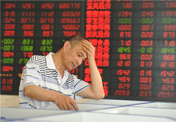 A stock investor reviews market information at a brokerage in Fuyang, Anhui province. The current choppy market is raising investors' concern about the weak economic fundamentals, experts said.AN XIN/CHINA DAILY