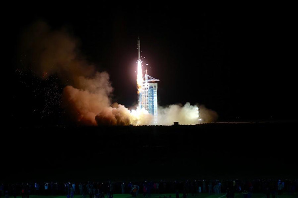 A Long March 2-D rocket carrying China's first microgravity satellite, the SJ-10, blasts off at the Jiuquan Satellite Launch Center in Gansu province at 1:38 am on April 6, 2016. Photo/Xinhua