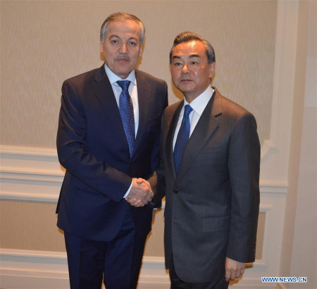 Chinese Foreign Minister Wang Yi (R) meets with Tajik Foreign Minister Sirojidin Aslov in Tashkent, capital of Uzbekistan on May 23, 2016. (Photo/Xinhua)