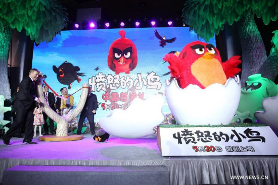 Guests play Angry Birds games during the premiere of its animated film The AngryBirds Movie in Beijing, capital of China, May 17, 2016. (Photo/Xinhua)