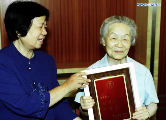 File photo taken on Sept. 7, 2001 shows Yang Jiang (R) at Tsinghua University in Beijing, capital of China. Chinese playwright, author and translator Yang Jiang died at 1:10 a.m. Wednesday at the age of 105.  (Photo: Xinhua/Wang Chengxuan)