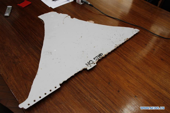 File photo taken on March 3, 2016 shows a piece of an airplane displayed during a news conference in Maputo, capital of Mozambique.   (Photo: Xinhua/Li Xiaopeng)