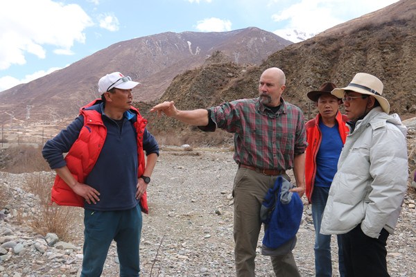 International Rafting Federation President Joe Willie Jones (second from left) discusses with local organizers during his trip to Yushu, Qinghai province in April to assess the natural conditions for hosting the IRF World Cup series. (Photo provided to chinadaily.com.cn)
