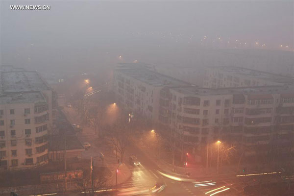 A photo taken on Dec. 23, 2015 shows the buildings in smog in Shijingshan District of Beijing. (Photo/Xinhua)