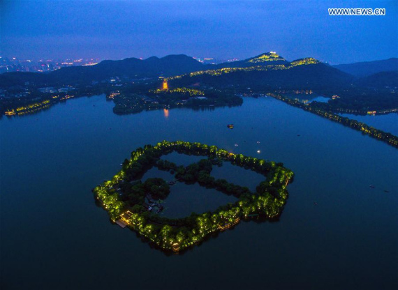 This aerial photo taken on May 24, 2016 shows the night view of the West Lake in Hangzhou, capital of east China's Zhejiang Province.(Xinhua file photo)