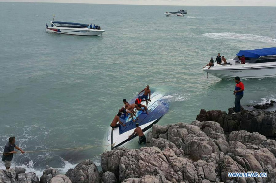 Rescuers retrieve the capsized speedboat at the Koh Samui Island in southern Thailand, May 26, 2016. Two tourists died and five others were still missing late Thursday afternoon when a speedboat flipped on its way back to Koh Samui Island in southern Thailand, local media reported. (Photo/Xinhua)