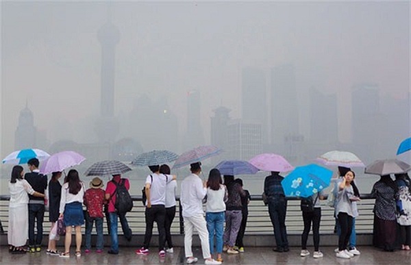 The skyline of the Lujiazui financial zone fades amid heavy smog yesterday.(Wang Rongjiang)