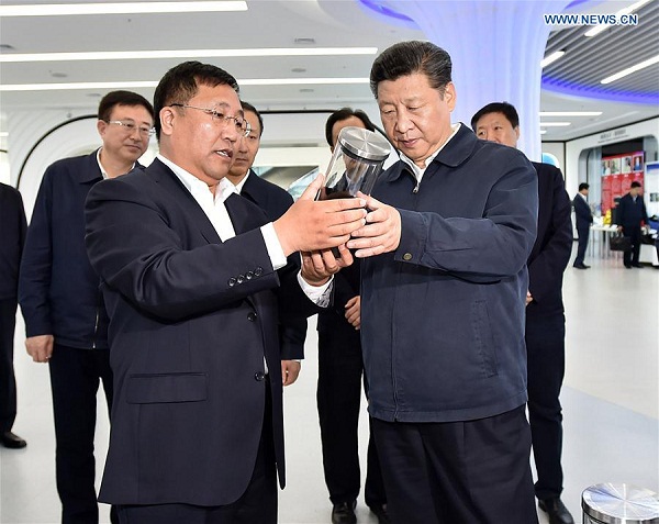 Chinese President Xi Jinping views high-tech products during his visit to the scientific and technological innovation building of Harbin, northeast China's Heilongjiang Province, May 25, 2016. Xi Jinping made an inspection tour in Heilongjiang from May 23 to 25. (Photo:Xinhua/Li Tao) 