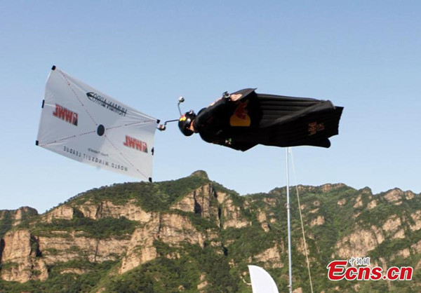 American professional skydiver and base-jumper Jeb Clissor successfully performs the Human Arrow stunt at the Great Wall in north Chinas Tianjin, May 29, 2016. (Photo/China News Service)