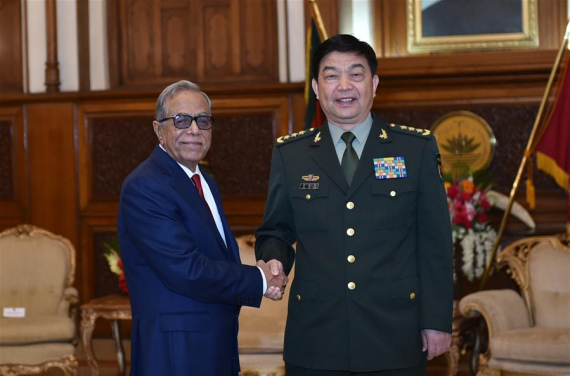 Visiting Chinese Defense Minister Chang Wanquan (R) meets with Bangladeshi President Abdul Hamid in Dhaka, Bangladesh, May 29, 2016. (Photo/Xinhua)