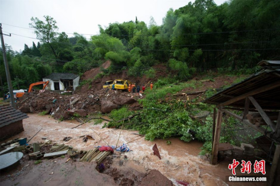 Rain triggers landslide in east China's Zhejiang Province on May 29, 2016. (Photo/Chinanews.com)