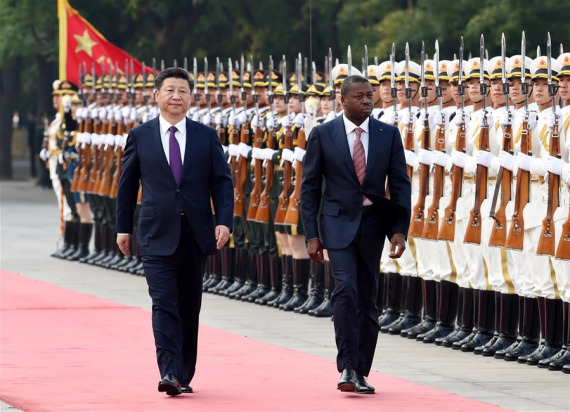 Chinese President Xi Jinping (L) holds a welcoming ceremony for Togolese President Faure Gnassingbe before their talks in Beijing, capital of China, May 30, 2016. (Photo; Xinhua/Rao Aimin)