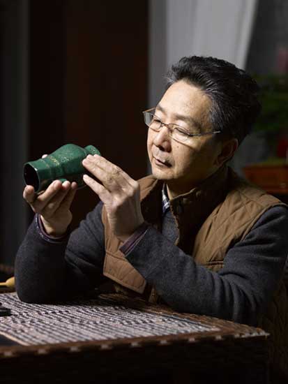 Gan Erke shows a lacquer piece he made. (Photo provided to China Daily)
