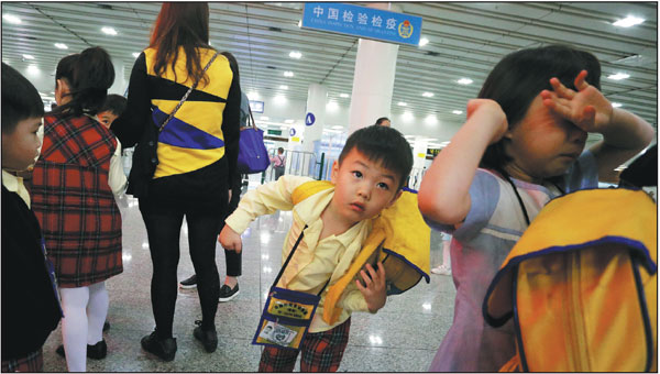 Children prepare to enter Hong Kong at Futian Port in Shenzhen, Guangdong province, on April 14. They were born in Hong Kong and go to schools there, but live in Shenzhen. Photos By Edmond Tang / China Daily