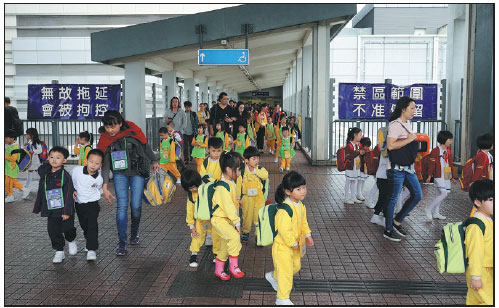 Crossborder students from Shenzhen arrive in Hong Kong through Lok Ma Chau Port on April 14.