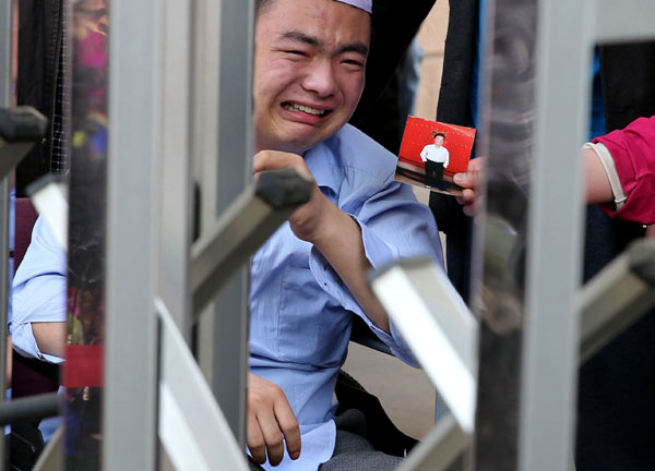  patient weeps in front of the Second Hospital of the Beijing Armed Police Corps on Wednesday. (Wang Zhuangfei / China Daily)