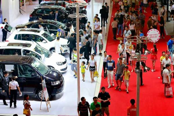 Vistors are pictured at an auto show in Guangzhou, Oct 2, 2015. (Liu Jiao / For China Daily)