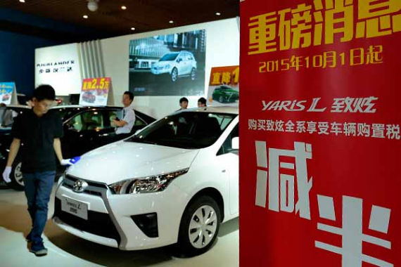 Promotional slogans are seen besides a car in Guangzhou, Oct 2, 2015. (Liu Jiao / For China Daily)