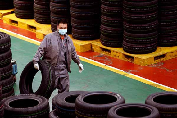 An employee works in South Korean tire producer Hankook's plant in Jiaxing city in Zhejiang province, on Jan 27, 2014. (Yan Zhi / For China Daily)