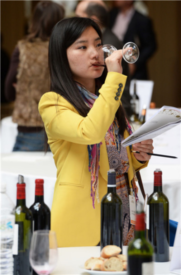 A woman tastes a 2013 vintage red wine at the Palais de la Bourse in Bordeaux, southeastern France. Bordeaux's exports to China rebounded recently, after the region adjusted the structure of its supplies.CHINA DAILY