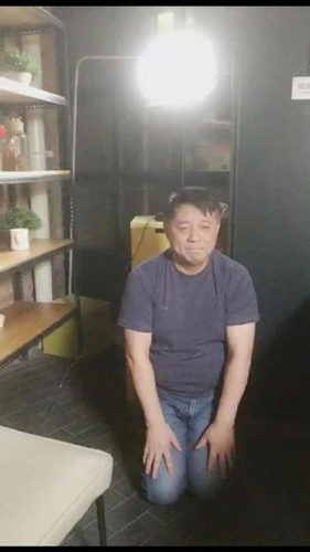 Fang Li, a producer of Wu Tianming's posthumous film Song of the Phoenix, kneels down in an online broadcast, begging theater owners for more showtime for the critically-applauded film. (Photo/China.org.cn) Fang Li, a producer of Wu Tianming's posthumous film Song of the Phoenix, kneels down in an online broadcast, begging theater owners for more showtime for the critically-applauded film. (Photo/China.org.cn)