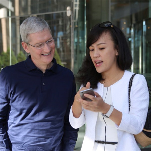 Tim Cook (left), CEO of Apple Inc talks with Liu Qing, president of Didi Chuxing on May 16 in Beijing. (Photo: twitter.com / tim_cook)