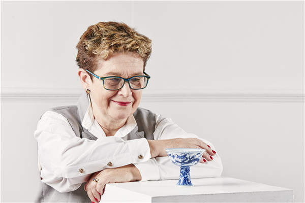 Rosy Crehan, deputy vice-chancellor of Staffordshire University, with the stem cup that will be auctioned to finance a new museum. Photos provided to China Daily