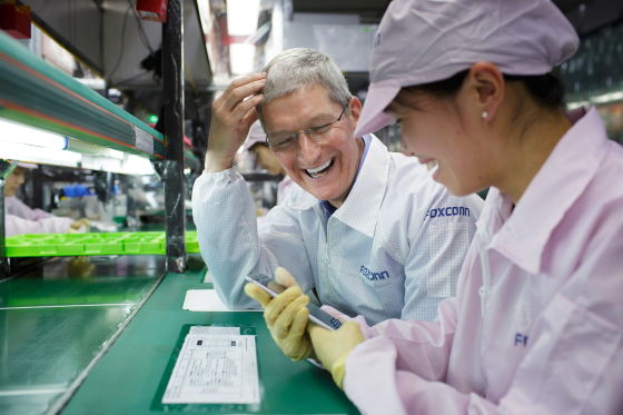 Tim Cook visits China Foxconn Manufacturing Plant in Zhengzhou, Central China's Henan province on Oct 22, 2014. (Photo/Xinhua)