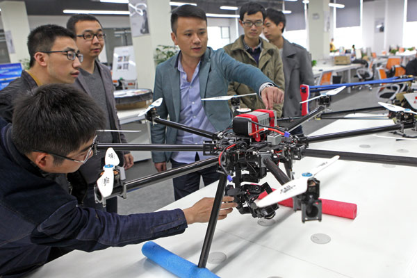 A drone attracts young people at an innovation base created for startups from Taiwan in Xiamen, Fujian province, in April. CHEN LIJIE/CHINA DAILY