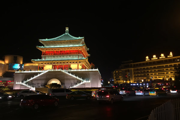 A 600-year-old Bell Tower of Xi'an at night, next to the hotel that now bears its name. (Photo by Gao Tianpei\China Daily)