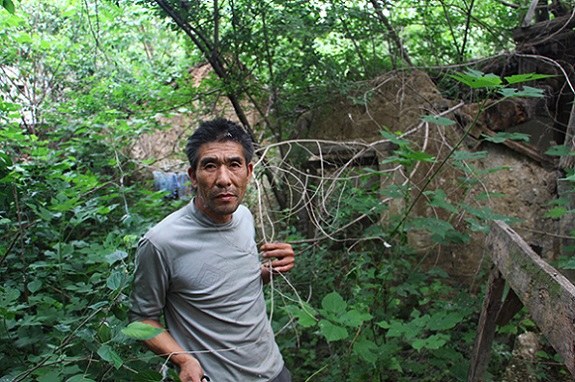 Yang's house has collapsed during the years. Now he is homeless. (Photo/People's Daily Online)