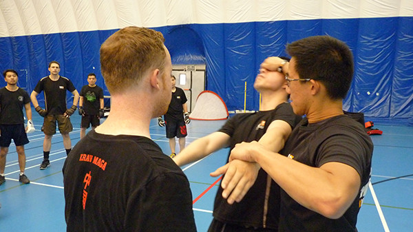 KMG China Instructor Von Ng demonstrates Krav Maga's application to third-party protection situations. Techniques can apply to both VIP protection and protecting a loved one. (Photo provided to Ecns.cn)