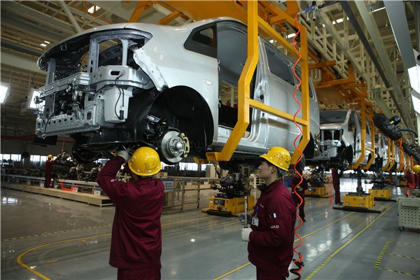 Workers monitor an MPV production line at a passenger vehicle manufacturer in Anhui province.HU WEIGUO/CHINA DAILY