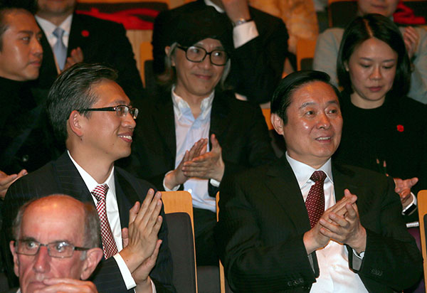 Liu Qibao (center right), head of the Publicity Department of the CPC Central Committee, and Stephen Chow (top center), Hong Kong pop artist and director, attend the opening ceremony of the 2016 New Zealand China Film Week at New Zealand's national museum in Wellington on Tuesday. EDMOND TANG/CHINA DAILY