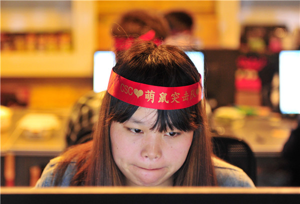 A customer service representative of Three Squirrels, a leading brand and e-shop selling nuts and snacks, deals with online transactions.AN XIAO'AN/CHINA DAILY