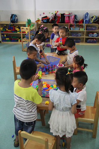 Children in a kindergarten prepare to get creative with toys. ZHANG YUNBI/CHINA DAILY