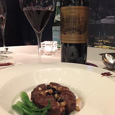 A pairing dinner at Hong Kong's Tin Lung Heen matches 1995, 2008 and 2011 vintages with wagyu beef and roasted French duck. (Photo provided to China Daily)