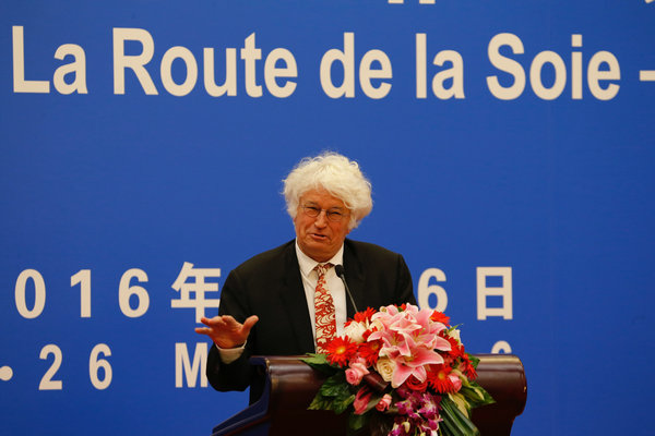 Jean Jacques Annaud delivers a keynote speech at the opening of the first Sino-French Cultural Forum at the Great Hall of the People in Beijing. (Photo provided to chinadaily.com.cn)