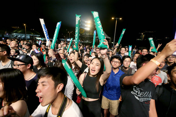 Fans cheer for Dou's performance in Taipei in April. (Photo/China Daily)