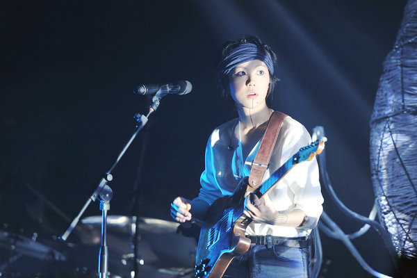Dou Jingtong plays her recent gig in Beijing's 798 Art Zone. (Photo by Jiang Dong/China Daily)