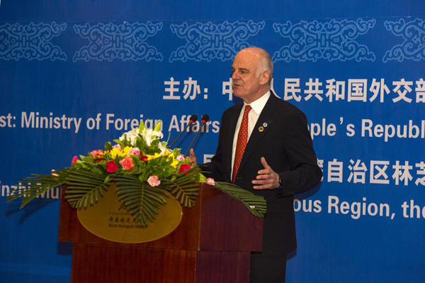 David Nabarro, the special adviser of the Secretary-General on the 2030 Agenda for Sustainable Development and Climate Change, delivers a speech at the symposium for the implementation of the United Nations' 2030 Agenda for Sustainable Development held in Nyingch city, the Tibet autonomous region on May 30, 2016. (Photo/Xinhua)