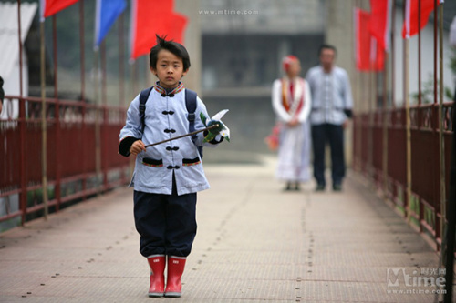 A scene from Walking to School. (Photo/Mtime)
