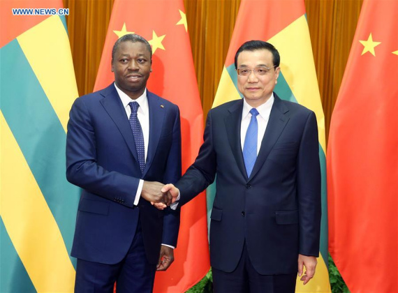 Chinese Premier Li Keqiang (R) meets with visiting Togolese President Faure Gnassingbe at the Great Hall of the People in Beijing, capital of China, May 31, 2016. (Photo: Xinhua/Yao Dawei)
