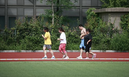 Experts say that people under prolonged stress should find healthy ways of dealing with their depression or anxiety, like watching movies or exercising outdoors. They should also monitor their weight on a weekly basis for major fluctuations. (Photo: Li Hao/GT)