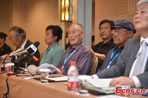 Three representatives of Chinese victims of forced laborers during World War II attend a press conference in Beijing, June 1, 2016. Japanese construction company Mitsubishi Materials Corp apologized and would pay compensation over its use of forced labor during World War II. The company would pay 100,000 yuan ($15,000) to each of the more than 3,000 Chinese victims and their families. It also expressed its sincere apologies regarding its historical responsibility to the former laborers, according to a statement. (Photo: China News Service/Jin Shuo)