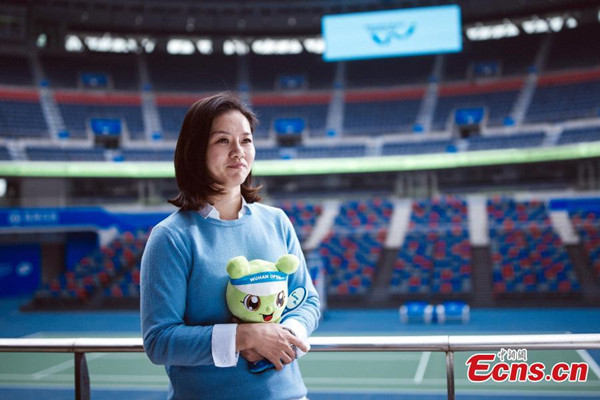 Li Na poses for a photo for promoting the Wuhan Open in Wuhan City, the capital of Central Chinas Hubei Province, March 22, 2016. (File photo/China News Service) 
